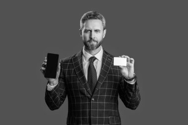 Gösteri kartviziti. Kredi kartı ya da banka kartı. İşadamı online bankacılığa para ödüyor. Alışveriş uygulaması. Siber Pazartesi. İş adamı hızlı ödemeyi telefonla yapıyor. Müşteri telefonda internet üzerinden para kullanıyor.