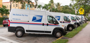 Miami, Florida, ABD - 18 Kasım 2024: USPS kamyonu. Posta servisinin kargo kamyonu. Posta kamyonu dışarıda park edilmiş. USPS posta dağıtım kamyonu, yan görünüm.