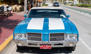 Miami, Florida, ABD - 06 Aralık 2024: Oldsmobile Cutlass Supreme 442 retro car. Oldsmobile Cutlass Supreme 'in eski arabası. Araba Oldsmobile Cutlass dışarı park etmiş. Oldsmobile Cutlass, ön manzara.