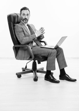 Bilgisayarda iş adamı iletişimi. Çevrimiçi çalışan serbest çalışan biri. Serbest blog yazarı. Uzaktan kumanda serbest çalışıyor. İş adamı, ofis elbisesi içinde dinleniyor. İş başarısı. İnternet sörfü.