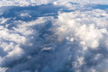 Gökyüzü bulutlu. Bulutlu hava manzarası. Bulut ve bulutlu gökyüzü. Bulutlarla kaplı hava bulutlu manzarası. Hava bulutlu gökyüzü manzarası. Uçaktan bulutlu görüntü. Bulutlu atmosfer.