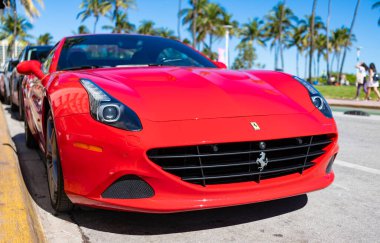 Miami, Florida, ABD - 23 Kasım 2024: 2017 Ferrari California T üstü açık spor araba. Ferrari California T tipi spor araba. Ferrari California 'nın açık hava aracı. Ferrari California, köşe manzaralı.