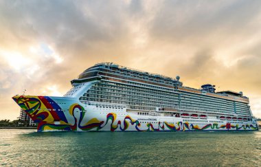 Miami, Florida, ABD - 16 Aralık 2024: Norveç yolcu gemisi yolculuğu. Yaz tatilinde gemi turu. Norveç yolcu gemisi. Gemi turu ve deniz seyahati. Gemi Miami limanından ayrılıyor..