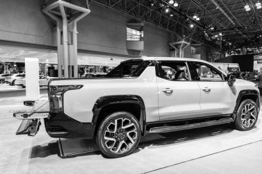 New York City, ABD - 27 Mart 2024 Chevrolet Silverado EV elektrikli beyaz kamyonet New York Uluslararası Otomobil Fuarı, arka köşe manzaralı.