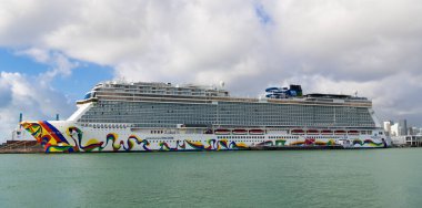 Miami, Florida, ABD - 03 Kasım 2024: Norveç yolcu gemisi yolculuğu. Yaz tatilinde gemi turu. Norveç yolcu gemisi. Gemi turu ve deniz seyahati. Gemi Miami limanından ayrılıyor..