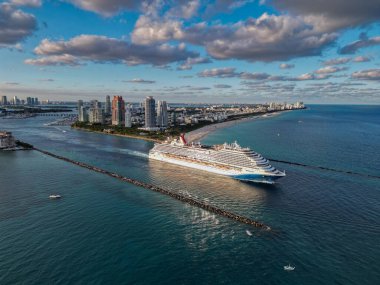 Miami, Florida, ABD - 24 Kasım 2024: Karnaval yolcu gemisi yolculuğu. Yaz tatilinde gemi turu. Karnaval Gemi Hattı. Gemi turu ve deniz seyahati. Gemi Miami sahil limanından ayrılıyor..