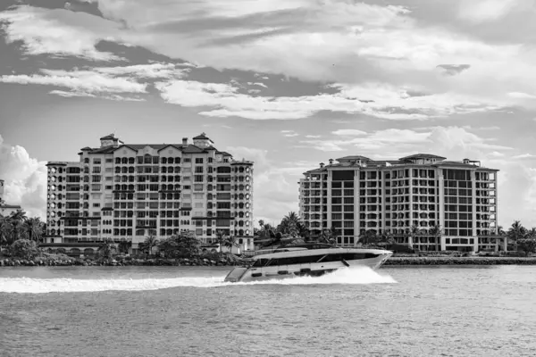 Fisher Adası seyahat rotası. Miami sahilinde bir yat. Lüks bir yaşam tarzı. Yaz tatili. Lüks bir yat. Miami yat turu. Yazın yat tatili. Miami 'de lüks bir yat. Özel lüks tekne.