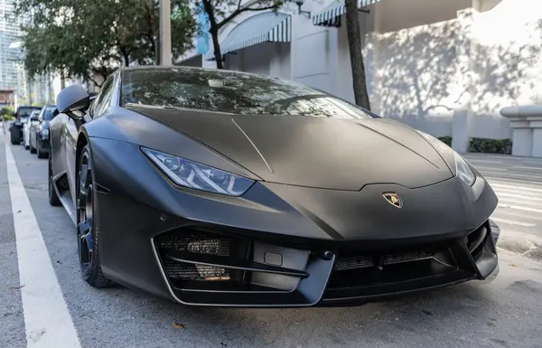 Miami, Florida, ABD - 1 Aralık 2024 Lamborghini Huracan EVO üstü açık spor araba. Lamborghini Huracan EVO 'nun spor arabası. Lamborghini Huracan EVO 'nun arabası, ön açı manzaralı..