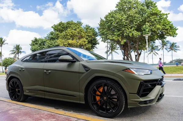 Miami, Florida, ABD - 08 Aralık 2024: Luxur yeşil renkli Lamborghini Urus S tipi spor araba. Lamborghini Urus 'un arabası dışarıda park halinde. Lamborghini Urus, köşe manzaralı. 2024 Lamborghini Urus S SUV arabası.