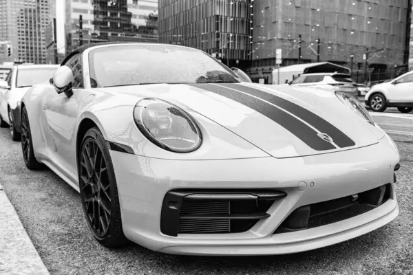 New York, ABD - 28 Nisan 2024: Porsche 911 spor araba, köşedeki manzara.