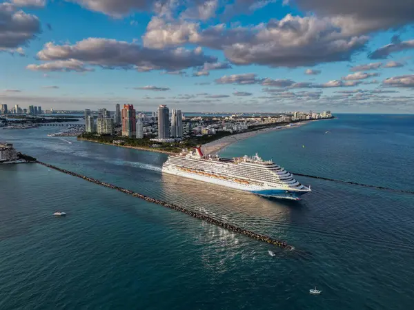 Miami, Florida, ABD - 24 Kasım 2024: Karnaval yolcu gemisi yolculuğu. Yaz tatilinde gemi turu. Karnaval Gemi Hattı. Gemi turu ve deniz seyahati. Gemi Miami sahil limanından ayrılıyor..