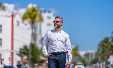 Dışarıda başarılı bir iş adamı. İşadamı tarzı bir portre. Başarılı bir iş lideri. İş adamının iş başarısı. İş adamı liderliği. Liderlik rolü. Güneş gözlüklü zengin adam..