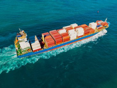 Denize bakan kargo gemisi. Kargo işi. Konteyner gemisi. Nakliye lojistiği. Ticari nakliye. Kargo gemisi denizde, hava manzaralı. Yük konteynırı kargo gemisine yüklendi.