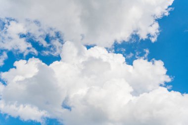 Güneşin doğuşuyla mavi gökyüzünün güzel manzarası. Gökyüzü bulutları. Parçalı bulutlu. Arka plan bulutu yazı. Gün batımında gökyüzü bulutsuz. Doğal gökyüzü.