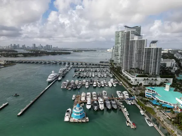 Miami güney sahili manzaralı. Yat kulübü. Marina Miami, Florida 'da. Özel rıhtım. Lüks yatı olan Güney Point Miami marinası. Yaz tatili. Lüks Güney Sahili marinası. Lüks bir yat. Florida gökdeleni.