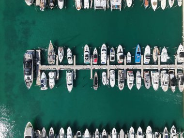Özel rıhtım. Lüks yatı olan Güney Point Miami marinası. Yaz tatili. Lüks Güney Sahili marinası. Lüks bir yat. Miami güney sahili manzaralı. Yat kulübü. Marina Miami, Florida 'da. Denize yolculuk.
