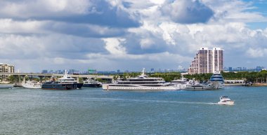 Denizde yüzen bir tekne körfeze yanaştı. Kiralık motorlu tekne. Denizde lüks tekne motorlu yatı. Tekne turizmi. Lüks bir yaşam tarzı. Yaz tatili. Miami 'ye git. Denizde yat..