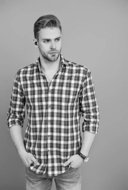 Milenyum adamı kablosuz kulaklık ya da kulaklık kullanıyor. Gri renkte izole edilmiş..