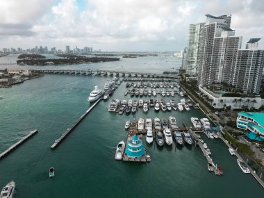 Miami 'de lüks bir yaz tatili. Özel tekne manzaralı. Lüks teknesi olan bir Marina. Miami 'deki yat kulübü marinası. Özel yatı ve teknesi olan lüks bir yat limanı. Limanda rıhtımda bir yat var. Sessiz yat limanı.