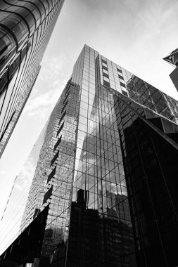 Camlı bir gökdelen. Modern cam bina. Metropolis City 'deki gökdelen. Şehir merkezinde gökdelenli. İş bölgesindeki ofis binası. Gökdelen mimarisi. Ebedi güzellik.