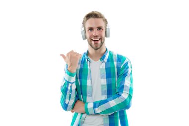 Milenyum insanı yaşam tarzı. Yaşam tarzı ve müzik. Beyazlara izole edilmiş kulaklıkla müzik dinleyen bir adam. Öğrenci milenyum erkek yaşam tarzı. Müzik tarzı. Ses kitabını dinle. İşaret parmağı.