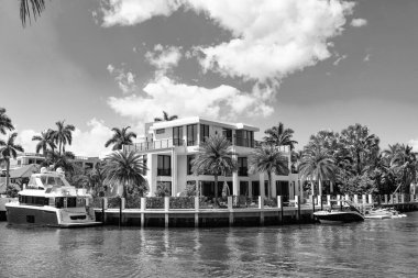 Yat iskelesi olan lüks bir yazlık villa. Yaz cennetinde tatil. Yazın lüks bir ev. Florida 'daki körfeze git. Tropikal bir evde yaz tatili. Lüks hayat..