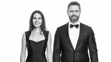 Çift poz veriyor. Beyaz giysili şık bir çift. Kadın ve erkek zaman zaman çıkıyorlar. Romantik aşk. Sevgililer Günü. Zarif giyimli bir çift. Resmi erkek ve kadın. Şık yoldaşlar..