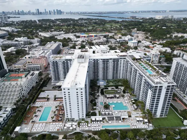 Havadan yerleşim alanı. Florida yerleşim bölgesi. Otel kiralama mimarisi. Lüks bir tatil. Güney sahili manzarası. Lüks Miami otel mimarisi. Miami yerleşim bölgesi.