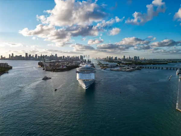 Gemi seyahati. Yaz tatilindeki deniz yolculuğunun havadan görünüşü. Gemi turu ve deniz seyahati. Lüks yolcu gemisi yolculuğunun havadan görünüşü. Gemi Miami sahil limanından ayrılıyor. Miami turu. Liman gezisi.