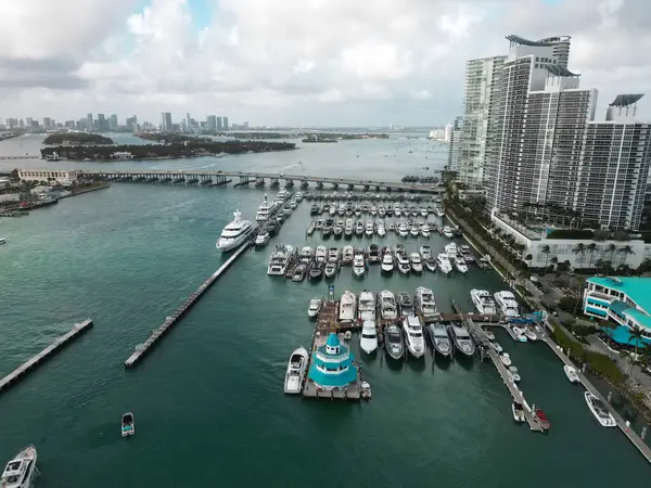 Miami 'de lüks bir yaz tatili. Özel tekne manzaralı. Lüks teknesi olan bir Marina. Miami 'deki yat kulübü marinası. Özel yatı ve teknesi olan lüks bir yat limanı. Limanda rıhtımda bir yat var. Sessiz yat limanı.