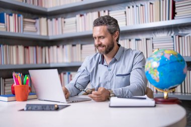 Bilgi ve eğitim. Öğretmen dizüstü bilgisayarda çalışıyor. Öğretmen sanal sınıflarla uzaktan eğitim alıyor. Bilgi işlem ağı. uzaktan eğitim. Öğretmen çevrimiçi uzaktan kumanda. uzak özel eğitim.