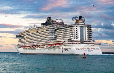 Miami, Florida, ABD - 23 Aralık 2024: MSC yolcu gemisi. Gemi turu ve deniz seyahati. Gün batımında aydınlatılmış gemi. MSC Sahil Yolcu Gemisi Yolculuğu. Yaz tatilinde gezmek.