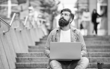 Freelancer 'ın dışarıyı görüntülü araması var, kopyalama alanı. Man Freelancer 'ın bilgisayarında video kaydı var. Freelancer 'ın dışarıda görüntülü görüşmesi var. Freelancer 'ın kahve molasında video görüşmesi var..