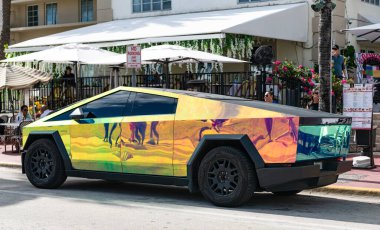 Miami, Florida, ABD - 08 Aralık 2024: Tesla Cybertruck 'ın elektrikli arabası. Tesla Cybertruck 'ın arabası dışarıda park edilmiş. Tesla Cybertruck, yan görüş. 2024 Tesla Cybertruck elektrikli kamyonet, araba akordu.