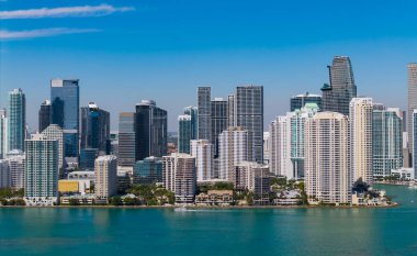 Miami ufuk çizgisi manzarası. Brickell Key, ABD 'de gökdelenli şehir manzarası. Brickell Miami şehir merkezinde. Miami şehir merkezinde, Florida 'da panoramik modern mimari.