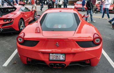 Chicago, Illinois - 29 Eylül 2024: Ferrari 458 Italia kırmızı renk. Ferrari 458 Italia caddeye park etmiş. Arkadan bak. Lüks Ferrari 458 İtalya Chicago 'da
