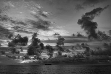 Gün batımında deniz manzarası sakin. Deniz manzarasında romantik bir yaz tatili. Dramatik gün batımı. Okyanus sahilinde gün doğumu. Yaz tatilinde gün batımı deniz manzarası. Deniz kıyısında gün doğumu. Akşam ışıltısı.