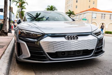 Miami, Florida, ABD - 17 Kasım 2024: Audi e-Tron GT 2022 elektrikli araba. Audi e-Tron GT tipi lüks elektrikli araba. Audi e-Tron 'un arabası dışarıda park edilmiş. Audi e-Tron elektrikli araba, alçak görüş.