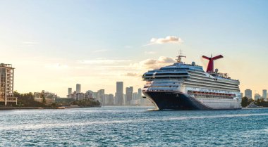 Miami, Florida, ABD - 24 Aralık 2024 Yaz Tatili Seyahati. Karnaval yolcu gemisi. Gemi turu. Gemi Miami limanından ayrılıyor. Seyahat güzergahı. Karnaval Gündoğumu yolcu gemisi yolculuğu.