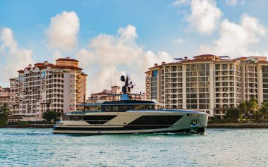 Fisher Adası 'nda lüks bir yat teknesi. Yaz tatili. Fisher Adası konut binası ve lüks yat teknesi. Miami 'deki Fisher Adası' nın gün batımı manzarası. Marinaya yüzen bir tekne..