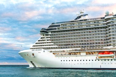 Miami, Florida, ABD - 23 Aralık 2024: MSC yolcu gemisi. Gemi turu ve deniz seyahati. Gün batımında aydınlatılmış gemi. MSC Sahil Yolcu Gemisi Yolculuğu. Yaz tatilinde gezmek.