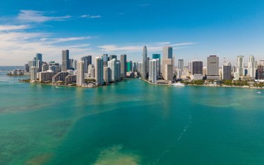 Gökdelen binası. Şehir merkezindeki şehir manzarası. Şehir mimarisi. Miami silueti. Florida gökdelen şehri. Miami şehrinin ufuk çizgisi Brickell anahtarı. Miami şehir merkezinde. Brickell Miami.