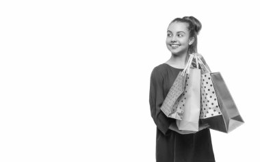 İndirim ve indirim. Satın alma hediyesi. Uzayı kopyala Büyük indirim ve alışveriş. Alışveriş merkezindeki genç kız. Alışveriş çantalı genç kız. Kara Cuma alışverişi. Alışverişci kız alışveriş çantasını beyazda izole etmiş..