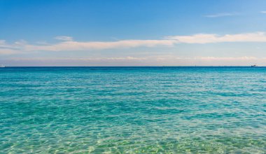 Aquamarine okyanus doğası. Temiz turkuaz deniz suyunun arka planı. Idyllic yaz tatili. Akdeniz 'de. Dalgalı yüzey. Okyanus sahili. Deniz suyu yüzeyi. Okyanusun dalgalı suyu.