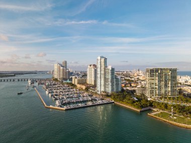 Marina rıhtımı. Lüks Güney Sahili marinası. Miami güney sahili manzaralı. Lüks bir yat limanında. Lüks bir yaşam tarzı. Lüks Miami Florida manzarası. Yaz tatili. Özel marina..