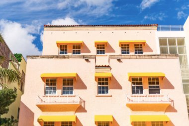 Ocean Drive 'daki Miami South Beach. Art Deco mimarisi. Mimari bina. Art deco mimari bölgesi. Art Deco. Miami sahilinin modern binası. Ünlü cadde. Okyanus yolculuğu.