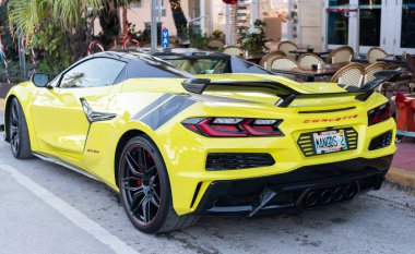 Miami, Florida, ABD - 19 Aralık 2024 Chevrolet Corvette Chevy spor arabası. Chevrolet Corvette 'in spor arabası. Chevy Corvette 'in arabası dışarıda park edilmiş. Chevrolet Corvette, köşe manzaralı..