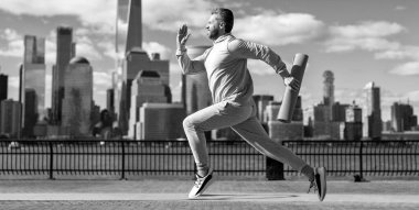 Sporcu koşucu. Manhattan 'da spor habercisi. New York 'a doğru koşan sporcu. Sporcu adam aktif giyinmek için koşuyor. Reklam..