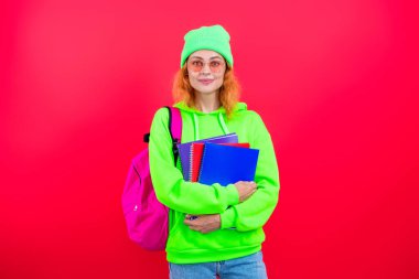 Okul eğitimi. Öğrenci hayatı. Üniversitedeki kız öğrenci. Okula dönelim. Bilgi toplama günü. Üniversitede eğitim. Pembe üzerine izole edilmiş genç bir kız. 1 Eylül. Bilgi ve eğitim. Eğitim sistemi.