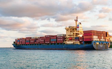 Miami, Florida, ABD - 25 Kasım 2024: Kargo gemisi. Konteyner gemisi. Kargo Annie B Monrovia gemi ithalatçısı limandan ayrılan konteynır, hava manzaralı. Kargo gemisinde nakliye konteynırı.